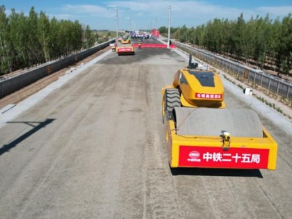 智慧施工 科技赋能！柳工无人驾驶压路机助力包银高铁高品质建设